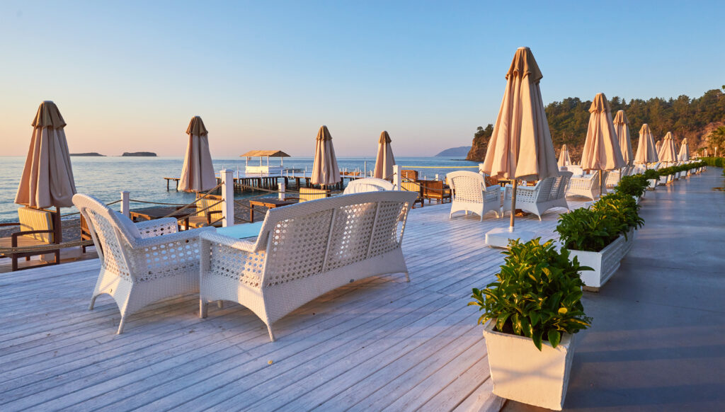 malowniczy widok na piaszczysta plaze na plazy z lezakami i parasolami otwartymi na morze i gory hotel osrodek wczasowy tekirova kemer indyk x